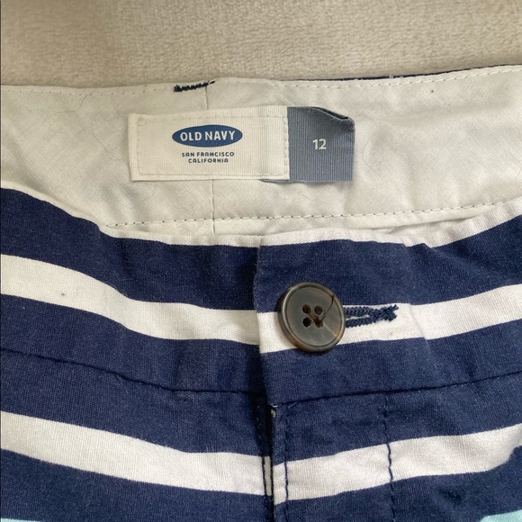 Old Navy Shorts in shades of blue - Picture 2 of 3